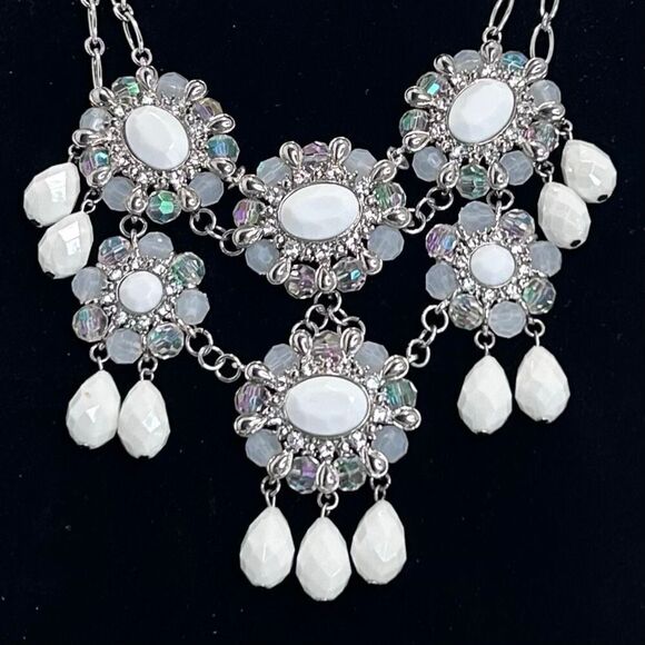 Charming Charlie Floral Bib Necklace Women's 7” Drop Silver-tone & White Chunky - Picture 2 of 8